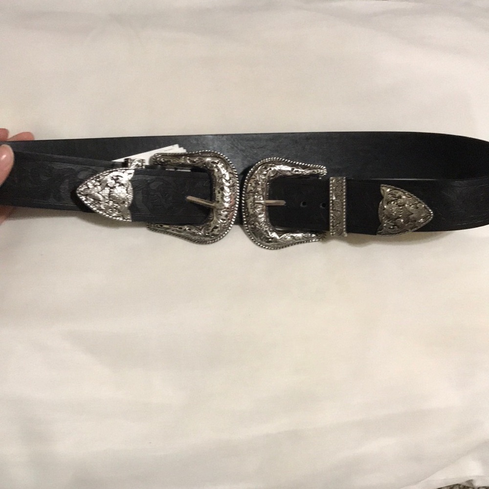 Double buckled belt